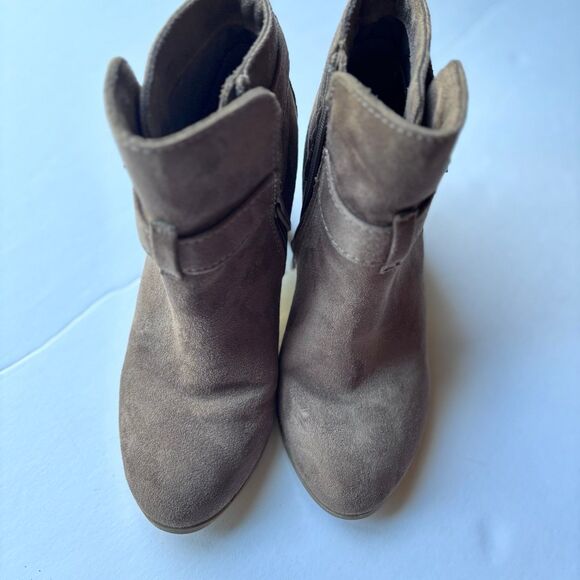 Merona Women’s Taupe Suede Ankle Booties - Size 6-1/2- excellent condition - Picture 1 of 7